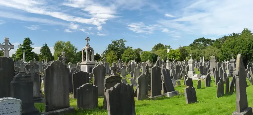 Funeral Attendance: How Many Guests to Expect and What Influences It